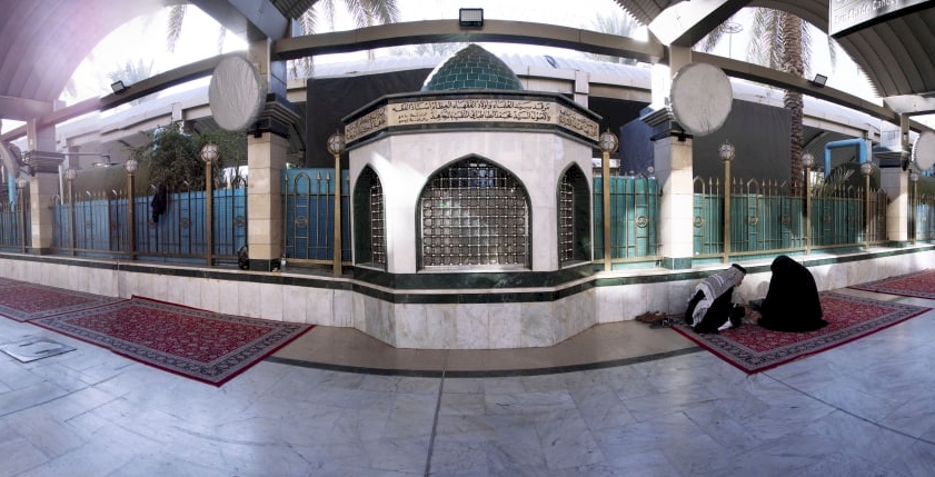 مرقد سيد العلماء السيد محمّد الطباطبائي المُلَقب بـ (المجاهد) المتوفى 1242هـ. يقع قبره في منطقة ما بين الحرمين الشريفين.
