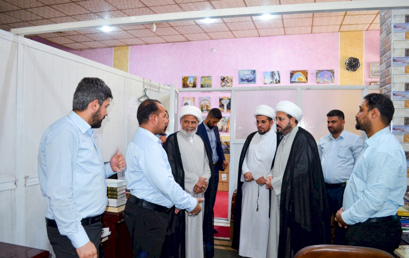 الشّيخُ الهلاليّ ومعاونه يتفقدان تُراثَ الحِلّةِ