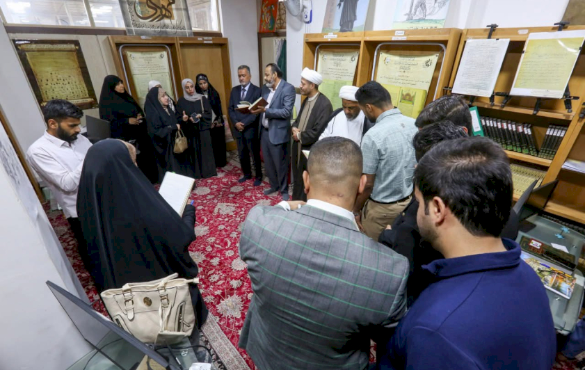 وفدُ دراساتٍ عُليا من جامعةِ البصرةِ في رِحابِ مركزِ تُراثِ البصرةِ