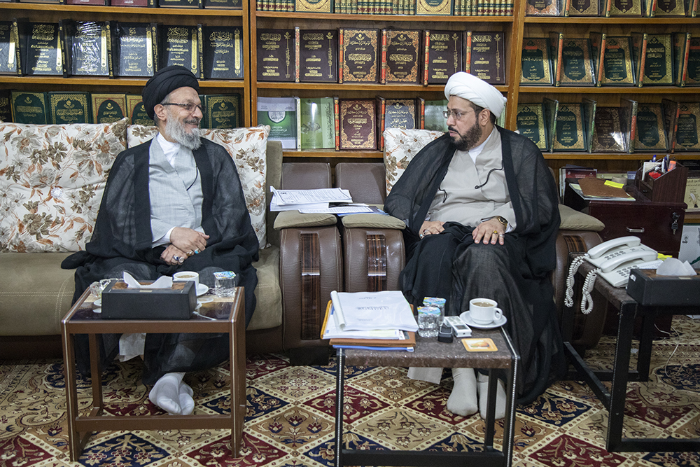 السيد الحكيم في ضيافة قسم شؤون المعارف الإسلامية والإنسانية