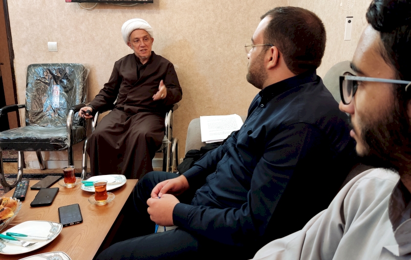 بالصور | طلبة من مدرسة الشهيد عبد الحسين البرونسي  التابعة للحوزة العلمية في مدينة مشهد المقدسة  العاملة  بمجال التحقيق في ضيافة مركز التراث الإسلامي.