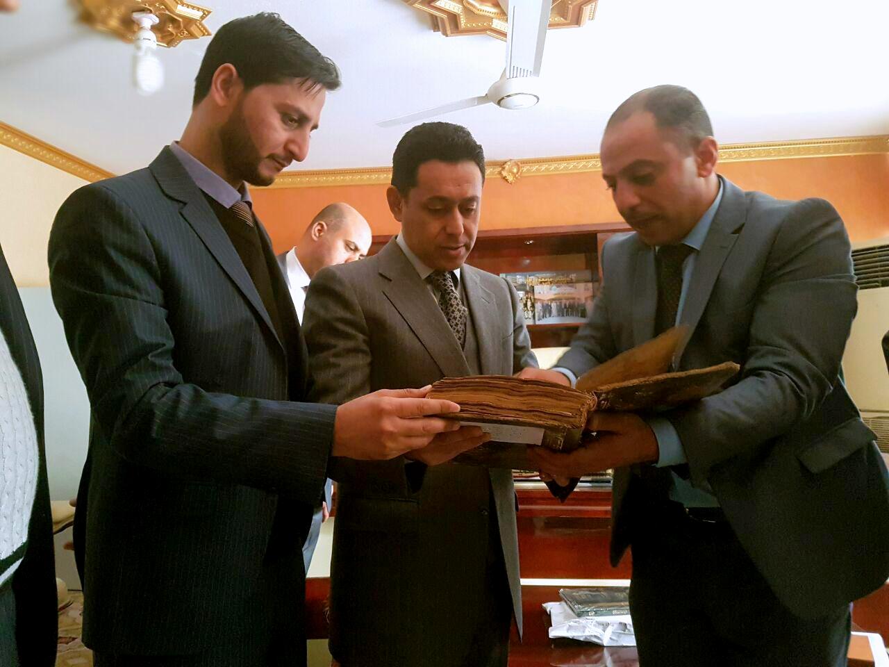 عميد كلية الاداب في جامعة ذي قار يهدي العتبة العباسية المقدسة مخطوطات ثمينة وقيمة 