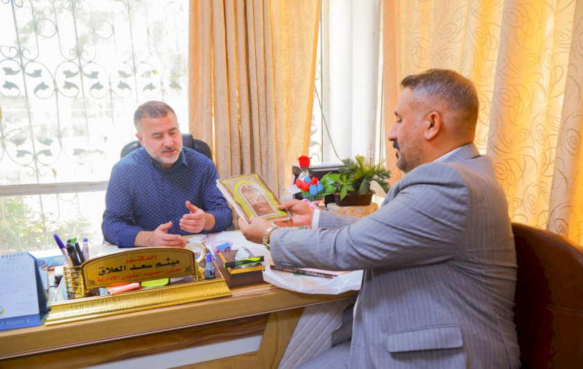 إصداراتُ المعارفِ تُزيّنُ مكتباتِ المؤسساتِ والجامعاتِ.