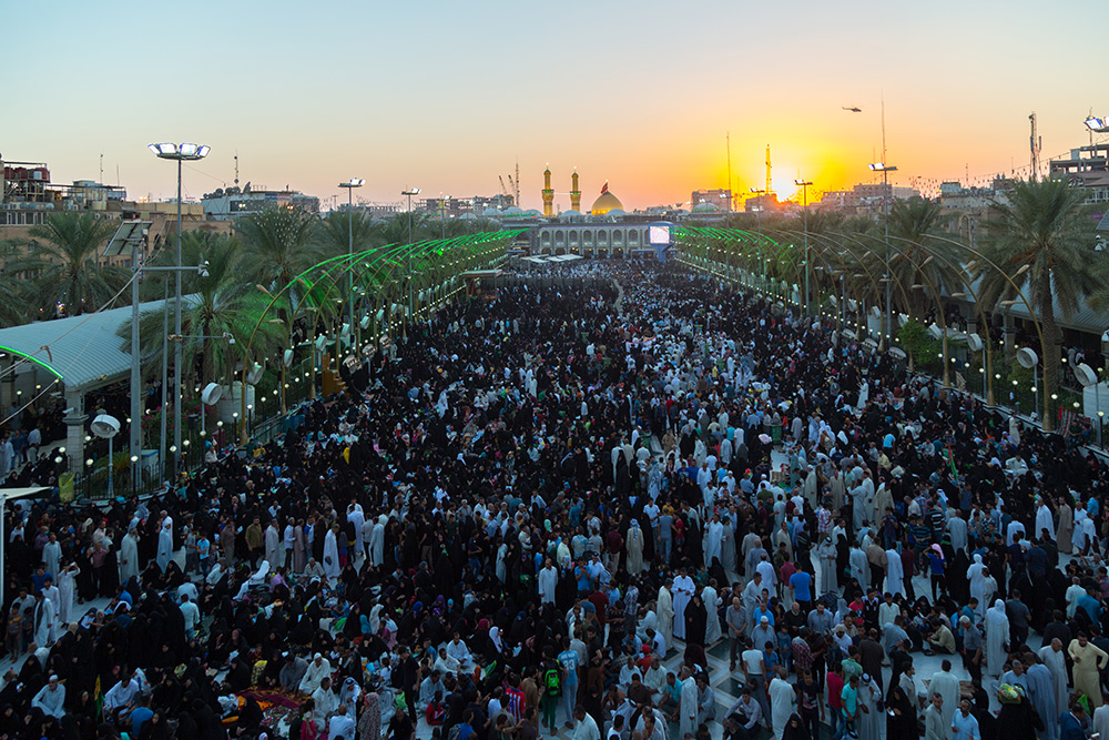 زائرو ابي عبد الله الحسين (عليه السلام) يحيون ليلة يوم عرفة في منطقة بين الحرمين الشريفين