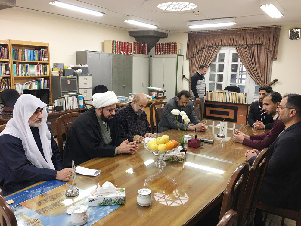 بهدف التعاون بينها لتطوير العمل التراثي والبحثي ... وفد قسم شؤون المعارف الإسلامية والإنسانية في رحاب المكتبة العامة في الحرم الرضوي المقدس