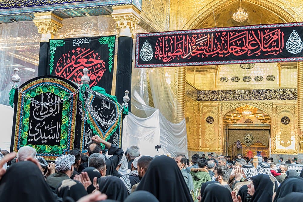 التقرير المصور...  لتوافد مواكب العزاء  لمرقدَيْ الإمام الحسين وأخيه أبي الفضل العبّاس(عليهما السلام)، لتُحيي وتستذكر مصاب شهادة راهب آل محمد الإمام موسى بن جعفر(عليه وعليهم السلام)، وتقدّمَ تعازيها الحارّة الممزوجة بدمعة الحزن والأسى ولطم الصدور .