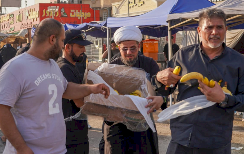 موكبُ مركزِ تُراثِ الحِلّةِ يواصلُ جُهودهُ لخِدمةِ زُوّارِ الأربعينِ في قلبِ الفيحاءِ