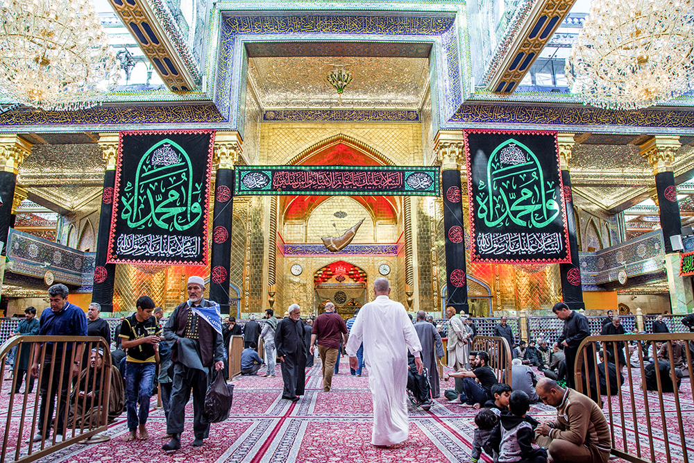 اتشحت العتبة العباسية المقدسة بالسواد حزنا بذكرى وفاة الرسول الاعظم محمد (صلى الله عليه واله) وبهذا المناسبة الأليمة نعزي صاحب العصر والزمان ومراجعنا العظام والعالم الاسلامي بهذا المصاب الجلل 