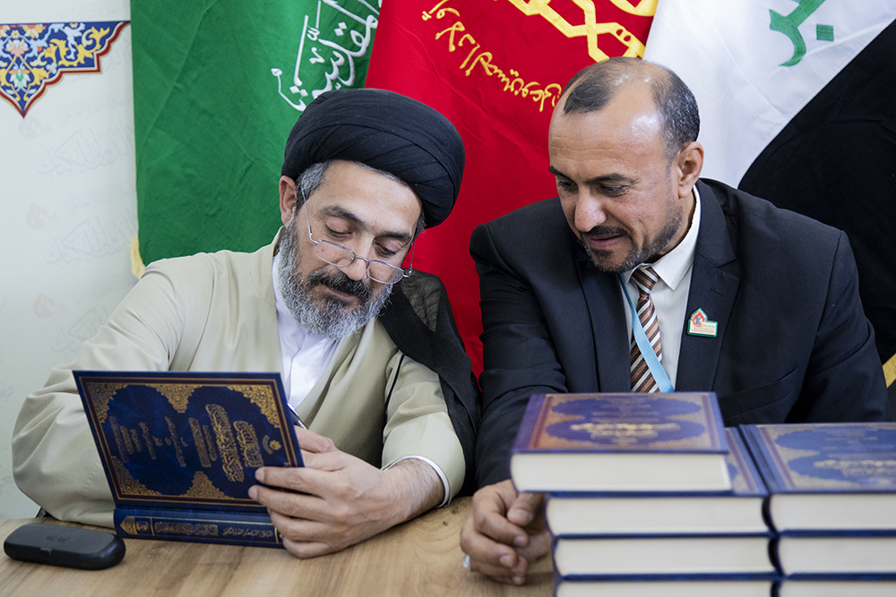 معرض كربلاء الدولي للكتاب يشهد حفل توقيع كتاب (إبانة الوسن عن مكتبة أبي محمّد الحسن) الصادر عن قسم شؤون المعارف الإسلاميّة والإنسانيّة
