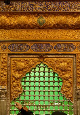 تقرير مصوّر يبيّن التفاصيل الدقيقة لشباك ضريح المولى أبي الفضل العبّاس -عليه السّلام- من الجهة الشماليّة