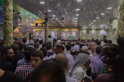 زائرو ابي عبد الله الحسين (عليه السلام) يحيون ليلة يوم عرفة في منطقة بين الحرمين الشريفين