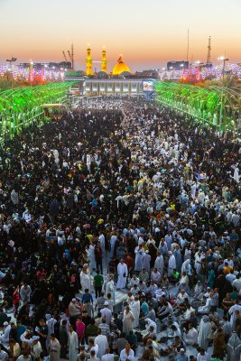 زائرو ابي عبد الله الحسين (عليه السلام) يحيون ليلة يوم عرفة في منطقة بين الحرمين الشريفين
