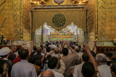 زائرو ابي عبد الله الحسين (عليه السلام) يحيون ليلة يوم عرفة في منطقة بين الحرمين الشريفين
