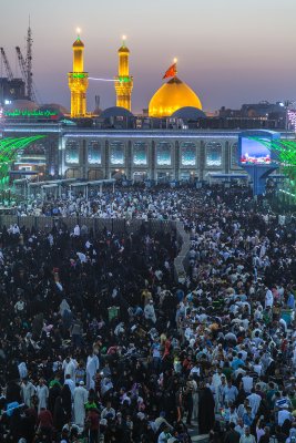 زائرو ابي عبد الله الحسين (عليه السلام) يحيون ليلة يوم عرفة في منطقة بين الحرمين الشريفين