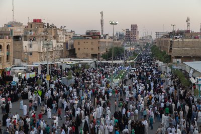 زائرو ابي عبد الله الحسين (عليه السلام) يحيون ليلة يوم عرفة في منطقة بين الحرمين الشريفين