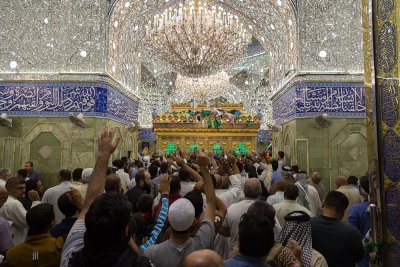 زائرو ابي عبد الله الحسين (عليه السلام) يحيون ليلة يوم عرفة في منطقة بين الحرمين الشريفين