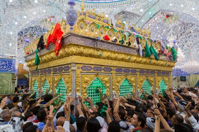 زائرو ابي عبد الله الحسين (عليه السلام) يحيون ليلة يوم عرفة في منطقة بين الحرمين الشريفين