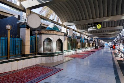 مرقد سيد العلماء السيد محمّد الطباطبائي المُلَقب بـ (المجاهد) المتوفى 1242هـ. يقع قبره في منطقة ما بين الحرمين الشريفين.