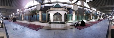 مرقد سيد العلماء السيد محمّد الطباطبائي المُلَقب بـ (المجاهد) المتوفى 1242هـ. يقع قبره في منطقة ما بين الحرمين الشريفين.