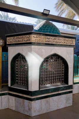 مرقد سيد العلماء السيد محمّد الطباطبائي المُلَقب بـ (المجاهد) المتوفى 1242هـ. يقع قبره في منطقة ما بين الحرمين الشريفين.