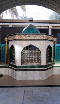 مرقد سيد العلماء السيد محمّد الطباطبائي المُلَقب بـ (المجاهد) المتوفى 1242هـ. يقع قبره في منطقة ما بين الحرمين الشريفين.