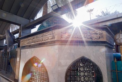مرقد سيد العلماء السيد محمّد الطباطبائي المُلَقب بـ (المجاهد) المتوفى 1242هـ. يقع قبره في منطقة ما بين الحرمين الشريفين.