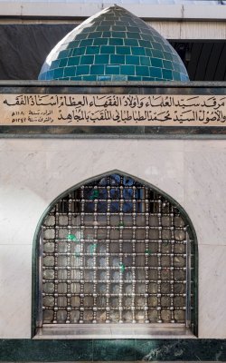 مرقد سيد العلماء السيد محمّد الطباطبائي المُلَقب بـ (المجاهد) المتوفى 1242هـ. يقع قبره في منطقة ما بين الحرمين الشريفين.