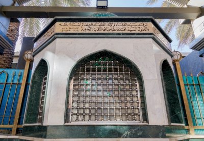 مرقد سيد العلماء السيد محمّد الطباطبائي المُلَقب بـ (المجاهد) المتوفى 1242هـ. يقع قبره في منطقة ما بين الحرمين الشريفين.