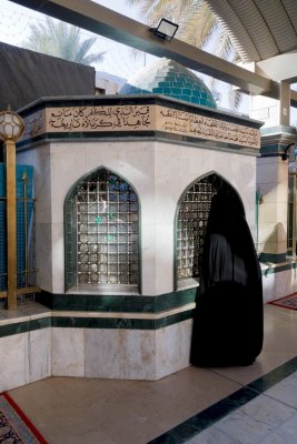 مرقد سيد العلماء السيد محمّد الطباطبائي المُلَقب بـ (المجاهد) المتوفى 1242هـ. يقع قبره في منطقة ما بين الحرمين الشريفين.