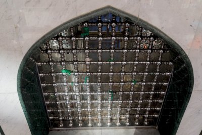 مرقد سيد العلماء السيد محمّد الطباطبائي المُلَقب بـ (المجاهد) المتوفى 1242هـ. يقع قبره في منطقة ما بين الحرمين الشريفين.