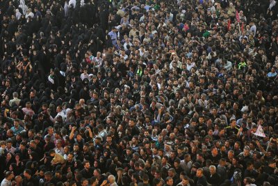 إنزال الراية الحمراء  ورفع الراية السوداء اعلى قباب مرقدي الامام الحسين وأخيه العباس عليهما السلام 