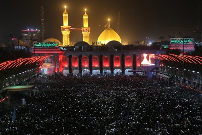 إنزال الراية الحمراء  ورفع الراية السوداء اعلى قباب مرقدي الامام الحسين وأخيه العباس عليهما السلام 