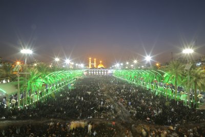 إنزال الراية الحمراء  ورفع الراية السوداء اعلى قباب مرقدي الامام الحسين وأخيه العباس عليهما السلام 