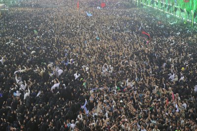 إنزال الراية الحمراء  ورفع الراية السوداء اعلى قباب مرقدي الامام الحسين وأخيه العباس عليهما السلام 