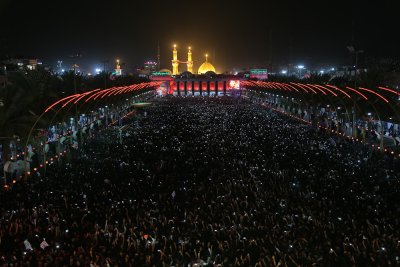 إنزال الراية الحمراء  ورفع الراية السوداء اعلى قباب مرقدي الامام الحسين وأخيه العباس عليهما السلام 