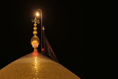 إنزال الراية الحمراء  ورفع الراية السوداء اعلى قباب مرقدي الامام الحسين وأخيه العباس عليهما السلام 