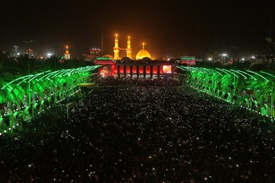 إنزال الراية الحمراء  ورفع الراية السوداء اعلى قباب مرقدي الامام الحسين وأخيه العباس عليهما السلام 