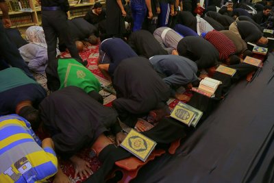 معهد القرآن الكريم للرجال يقيم محفلا ً قرآنيا ً عاشورائيا ً في مقام صاحب الزمان عجل الله فرجه الشريف