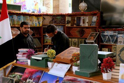 توافد زائري  معرض تراتيل سجادية على قسم المعارف الاسلامية والانسانية  التابع للعتبة العباسية المقدسة   
