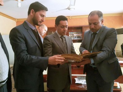 عميد كلية الاداب في جامعة ذي قار يهدي العتبة العباسية المقدسة مخطوطات ثمينة وقيمة 