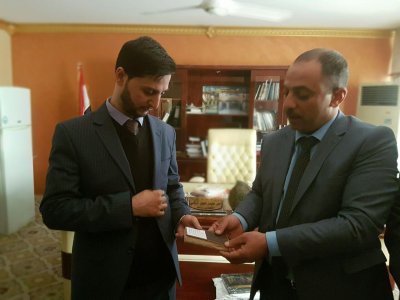 عميد كلية الاداب في جامعة ذي قار يهدي العتبة العباسية المقدسة مخطوطات ثمينة وقيمة 
