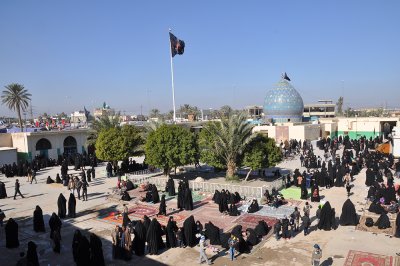 مرقد عون( ع )على طريق كربلاءوالواقع على بعد 11كم تقريباً شرق المدينة ، على الطريق الرابط بينها وبين بغداد