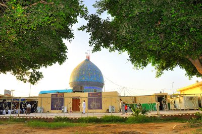مرقد عون( ع )على طريق كربلاءوالواقع على بعد 11كم تقريباً شرق المدينة ، على الطريق الرابط بينها وبين بغداد