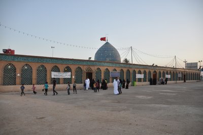 مرقد عون( ع )على طريق كربلاءوالواقع على بعد 11كم تقريباً شرق المدينة ، على الطريق الرابط بينها وبين بغداد