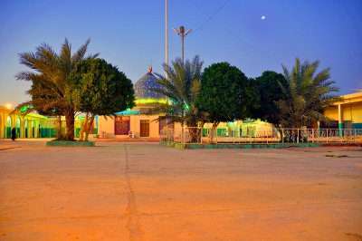 مرقد عون( ع )على طريق كربلاءوالواقع على بعد 11كم تقريباً شرق المدينة ، على الطريق الرابط بينها وبين بغداد