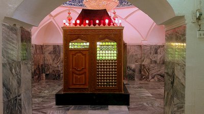 مرقد عون( ع )على طريق كربلاءوالواقع على بعد 11كم تقريباً شرق المدينة ، على الطريق الرابط بينها وبين بغداد