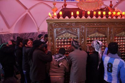 مرقد عون( ع )على طريق كربلاءوالواقع على بعد 11كم تقريباً شرق المدينة ، على الطريق الرابط بينها وبين بغداد