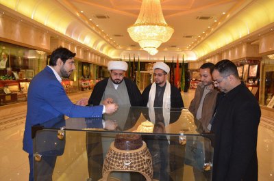 وفد العتبة العباسية المقدسة يطلع على مقتنيات متحف الإمام علي عليه السلام في قم المقدسة