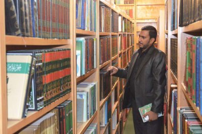 وفد العتبة العباسية المقدسة يزور عدداً من المحققين في مدينة قم الإيرانية ويطلع على مكتباتهم الزاخرة