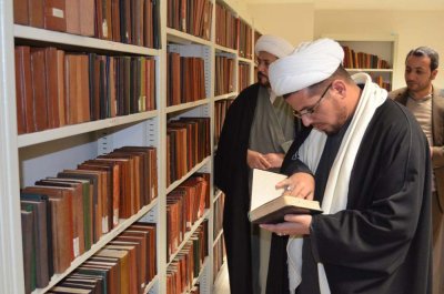وفد العتبة العباسية المقدسة يزور عدداً من المحققين في مدينة قم الإيرانية ويطلع على مكتباتهم الزاخرة